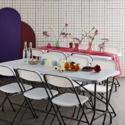 Set 2 tavoli pieghevoli per eventi in plastica con 12 sedie
