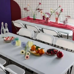 Set 2 tavoli pieghevoli per eventi in plastica con 12 sedie