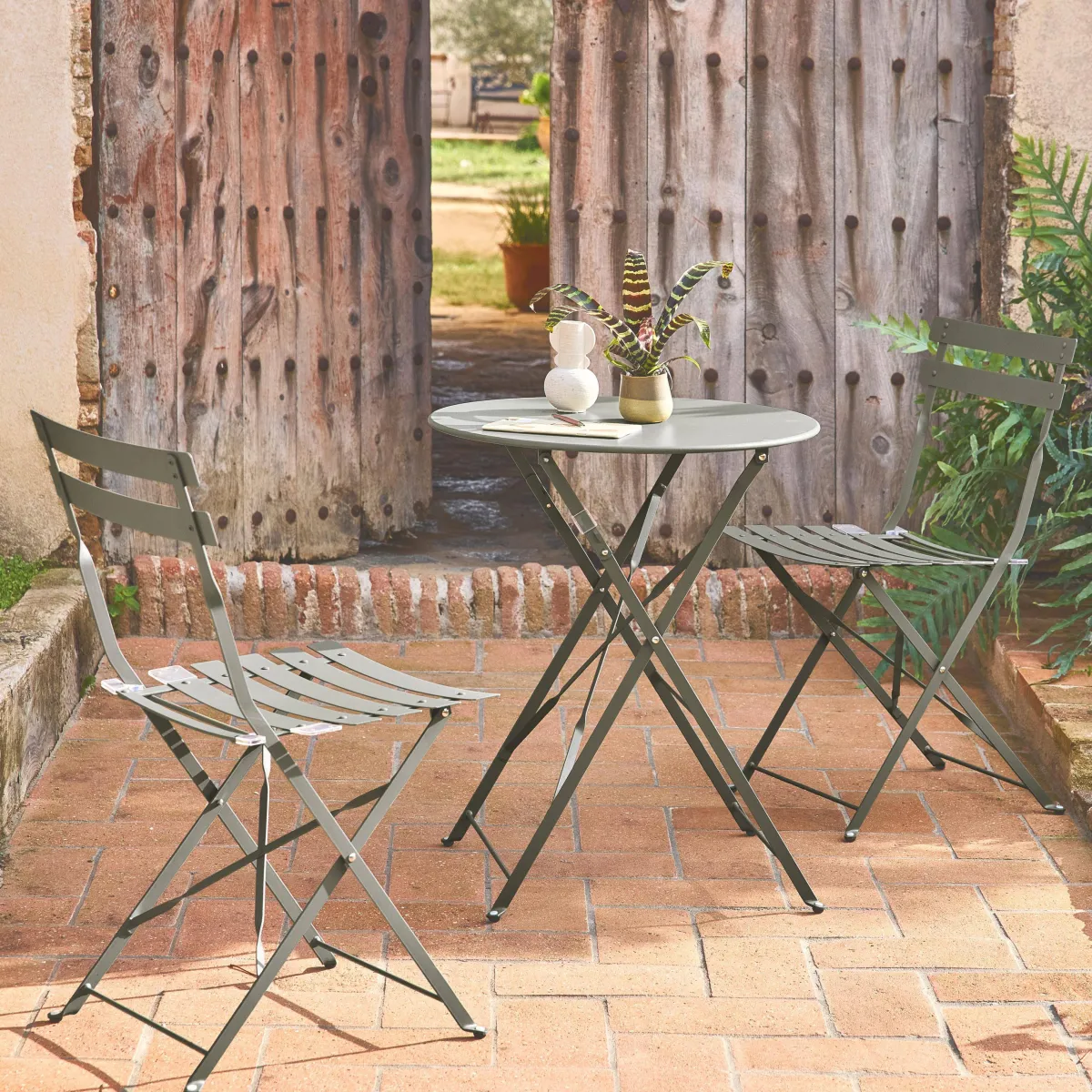 sweeek Set tavolo da giardino bistrot pieghevole in acciaio con 2 sedie, Ø60cm