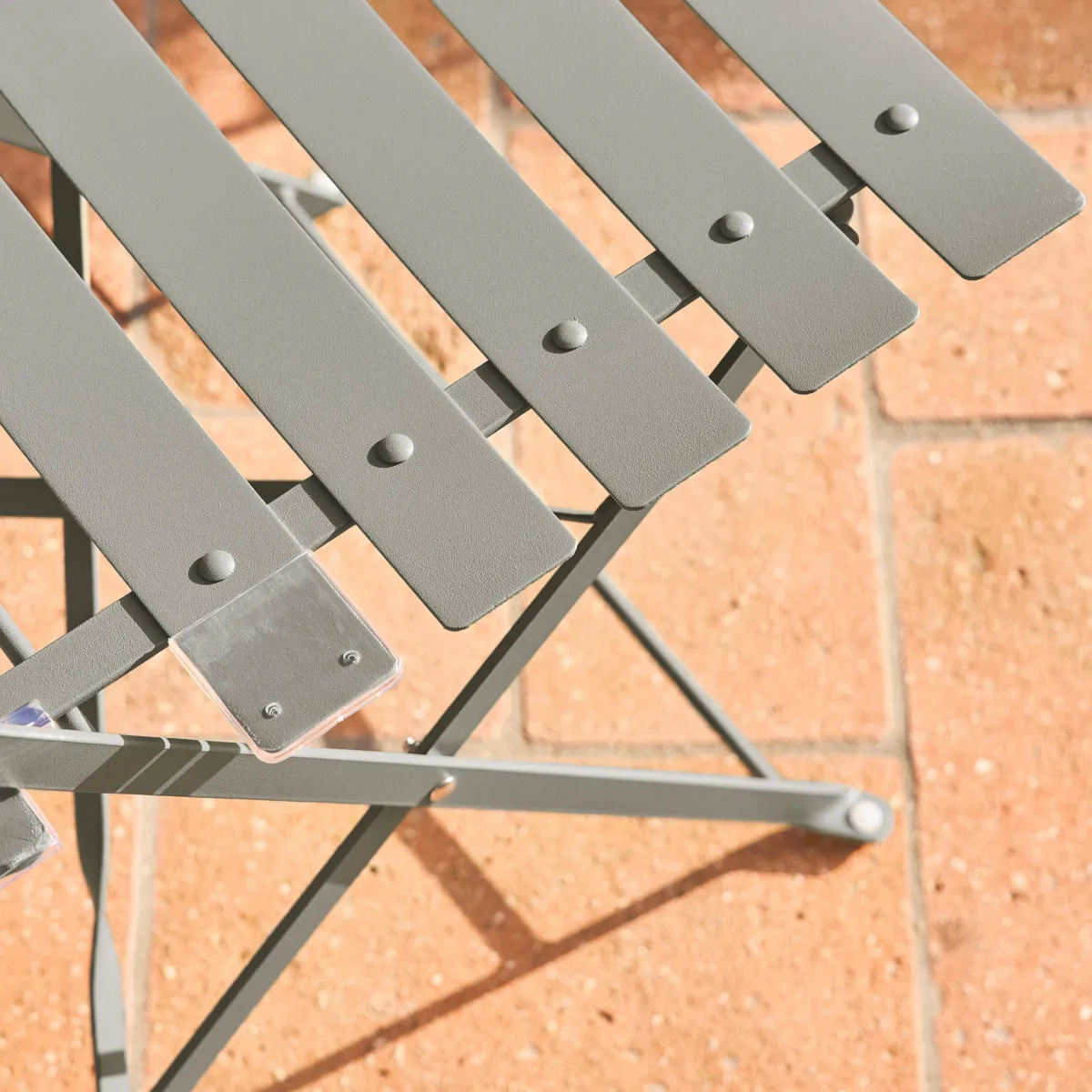 sweeek Set tavolo da giardino bistrot pieghevole in acciaio con 2 sedie, Ø60cm