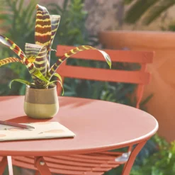 sweeek Set tavolo da giardino bistrot pieghevole in acciaio con 2 sedie, Ø60cm