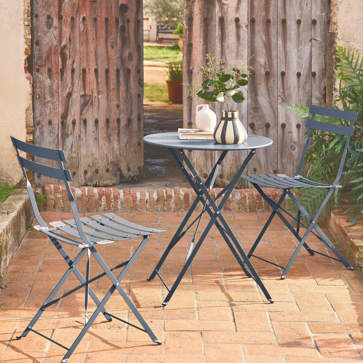 sweeek Set tavolo da giardino bistrot pieghevole in acciaio con 2 sedie, Ø60cm