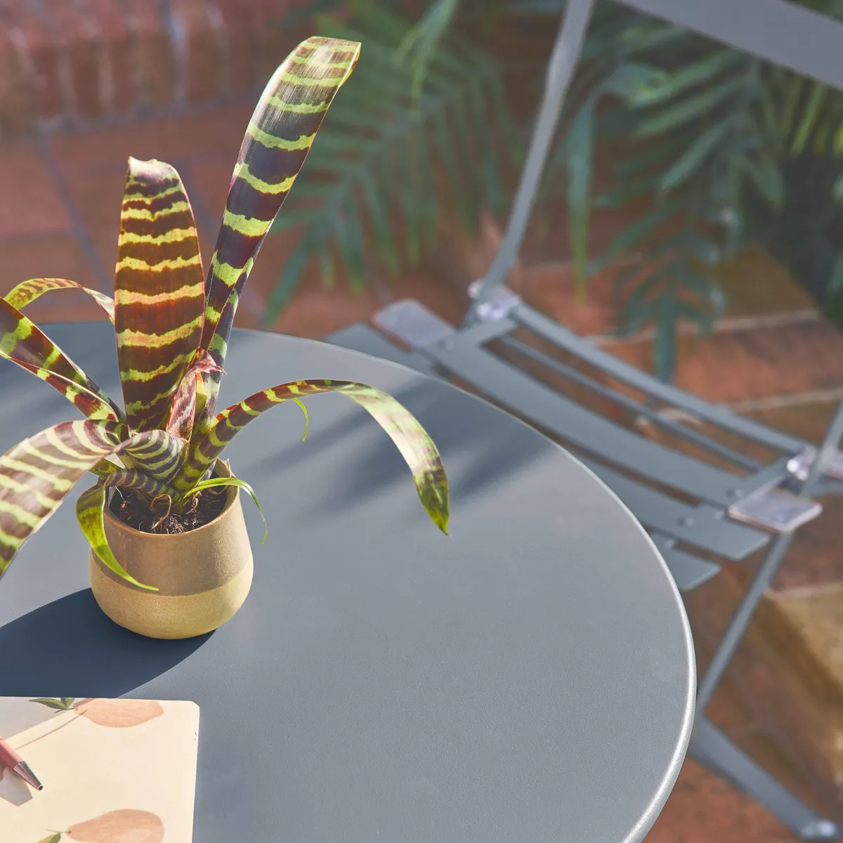sweeek Set tavolo da giardino bistrot pieghevole in acciaio con 2 sedie, Ø60cm