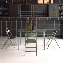 sweeek Set tavolo da giardino bistrot pieghevole in acciaio con 4 sedie, 120cm