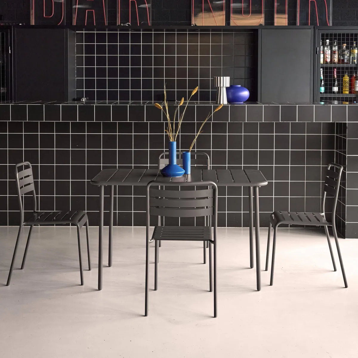sweeek Set tavolo da giardino bistrot in metallo con 4 sedie, 120cm
