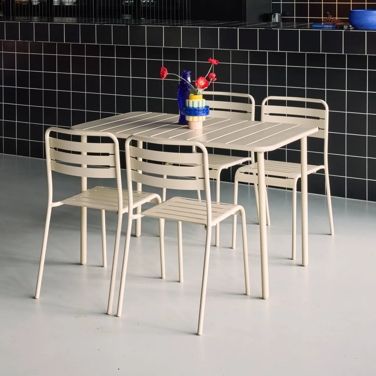 sweeek Set tavolo da giardino bistrot in metallo con 4 sedie, 120cm