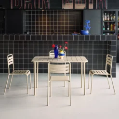 sweeek Set tavolo da giardino bistrot in metallo con 4 sedie, 120cm