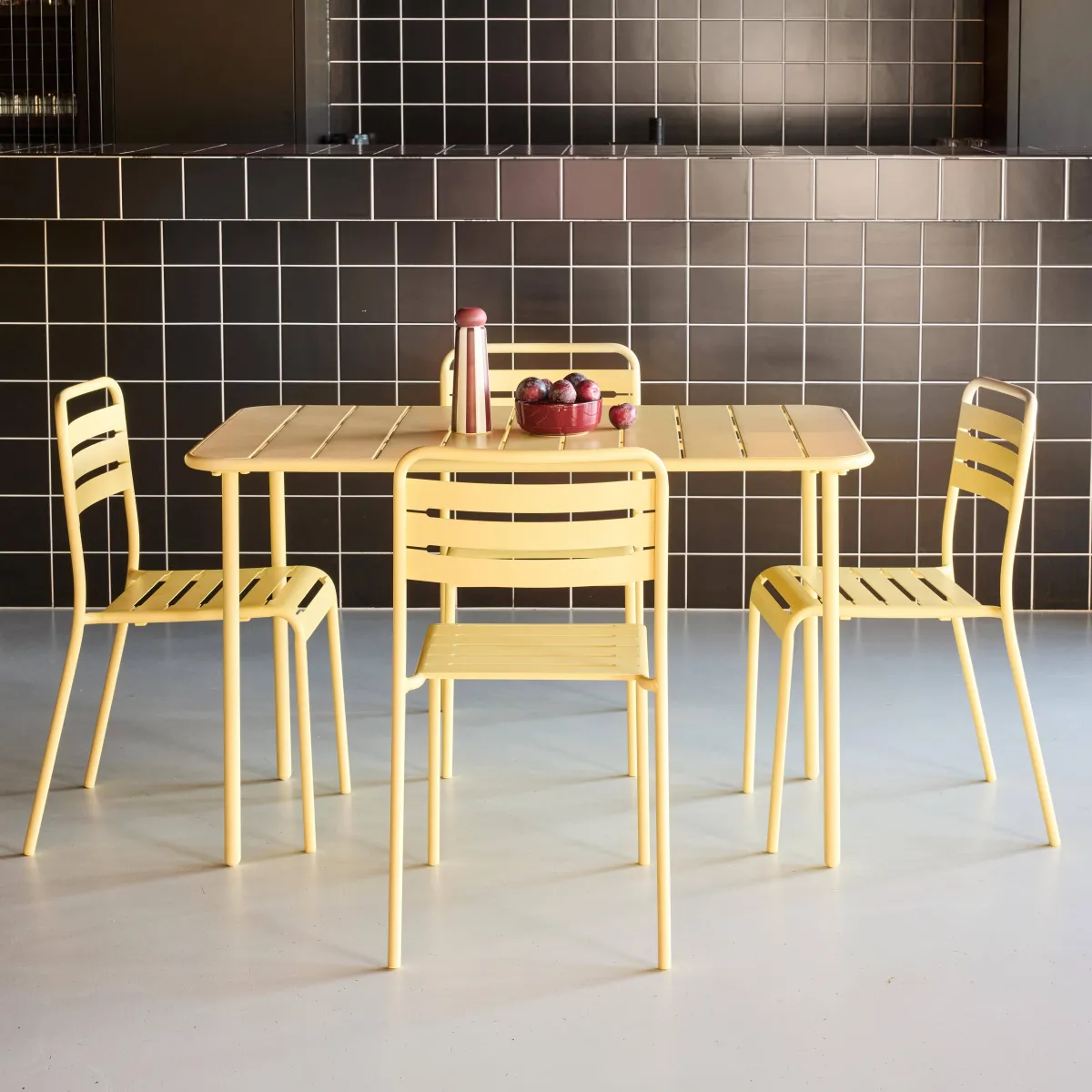 sweeek Set tavolo da giardino bistrot in metallo con 4 sedie, 120cm