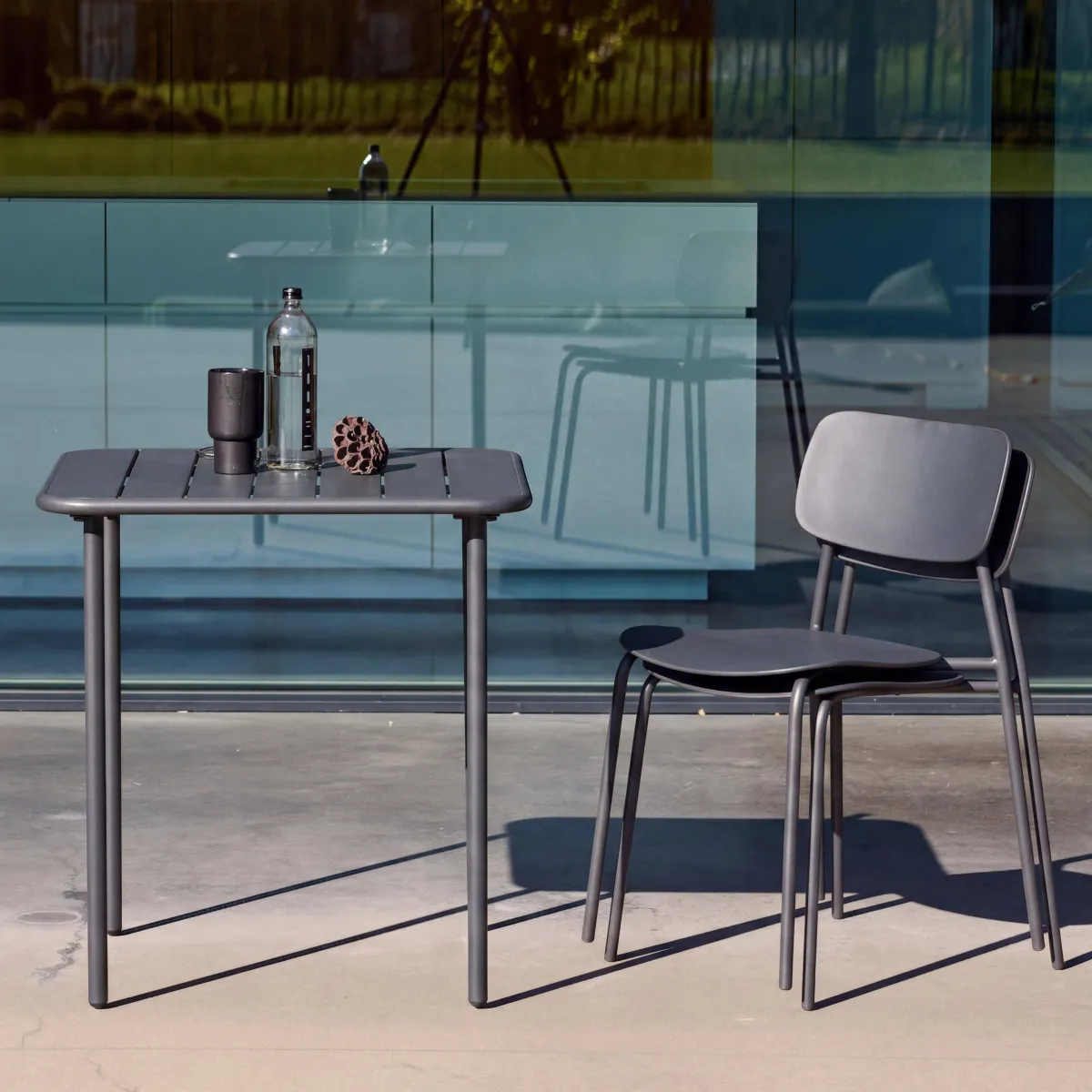 sweeek Set tavolo da giardino in metallo con 2 sedie