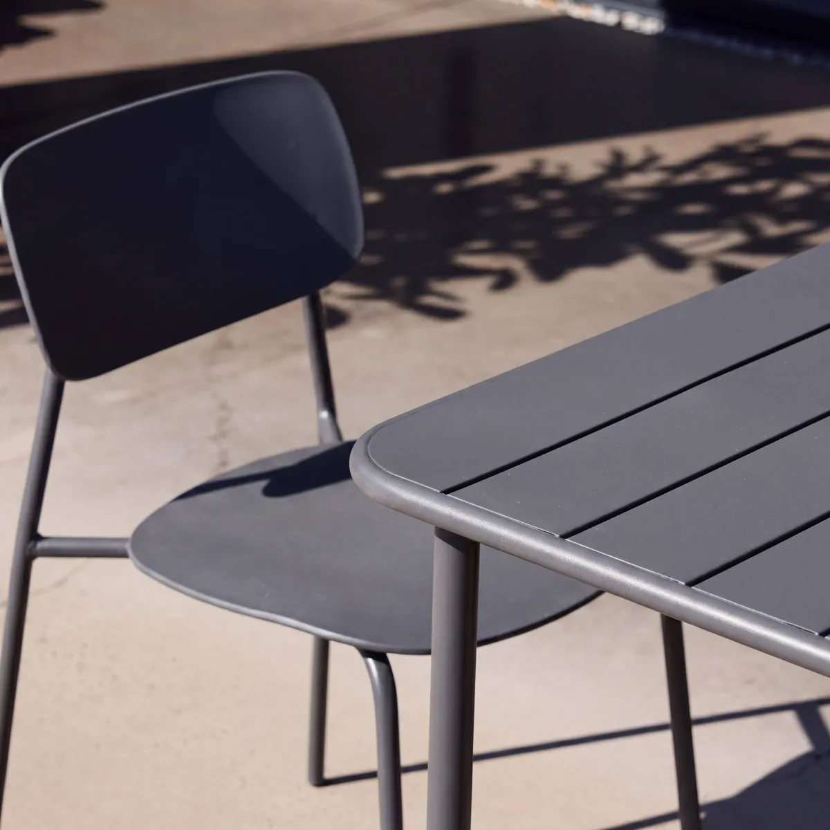 sweeek Set tavolo da giardino in metallo con 2 sedie