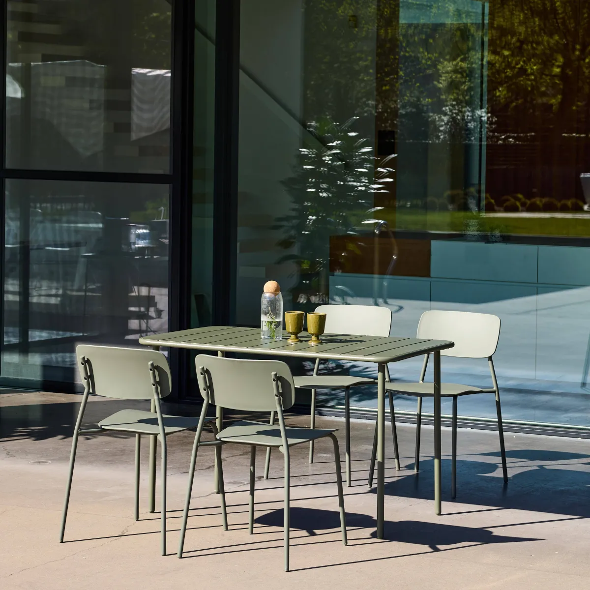 sweeek Set tavolo da giardino in metallo con 4 sedie