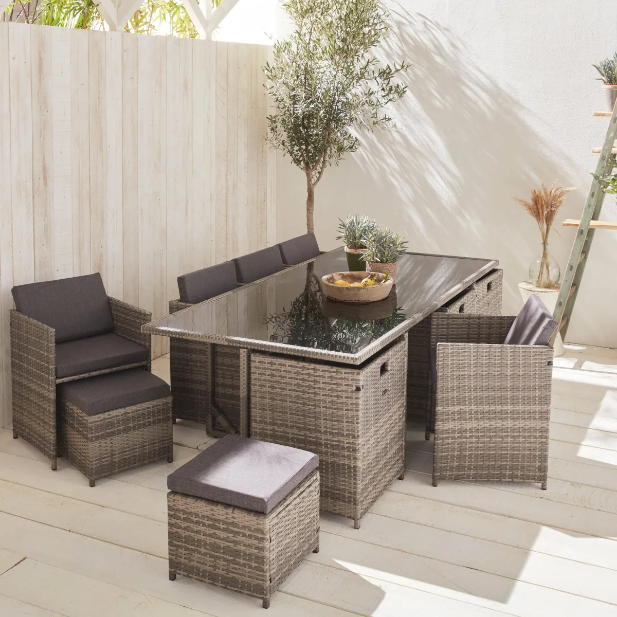 sweeek Set tavolo da giardino in resina con 12 poltrone + copertura di protezione