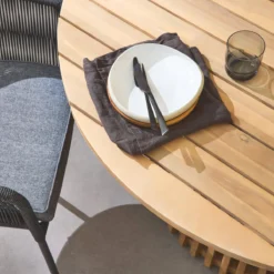 sweeek Set tavolo da pranzo rotondo in legno con 4 poltrone in corda