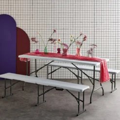 sweeek Set tavolo pieghevole per eventi con 2 panche in plastica
