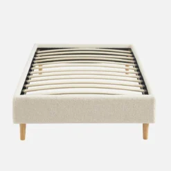 Struttura letto con rete a doghe, finitura bouclé, bianco