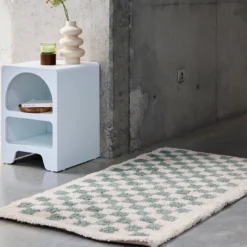 Tappeto a scacchiera di colore azzurro e crema