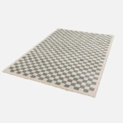 Tappeto a scacchiera di colore azzurro e crema