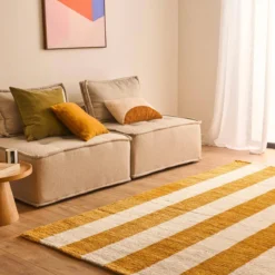 sweeek Tappeto da interno a righe ocra e bianco