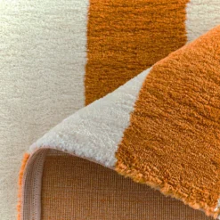 sweeek Tappeto da interno a righe ocra e bianco