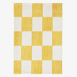 Tappeto interno a scacchi giallo e bianco