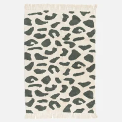 sweeek Tappeto interno cotone motivo maculato verde scuro con frange