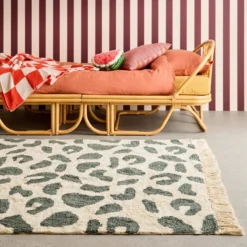 sweeek Tappeto interno cotone motivo maculato verde scuro con frange