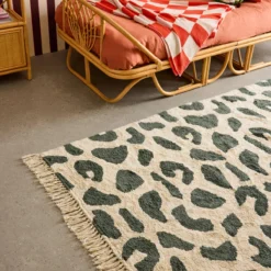 sweeek Tappeto interno cotone motivo maculato verde scuro con frange