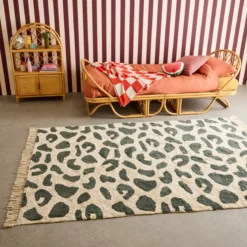 sweeek Tappeto interno cotone motivo maculato verde scuro con frange