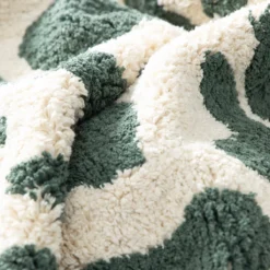 sweeek Tappeto interno cotone motivo maculato verde scuro con frange