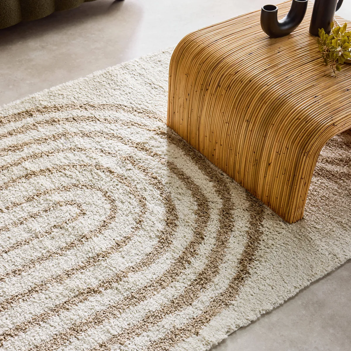 sweeek Tappeto interno shaggy, motivi geometrici arcobaleno, beige.