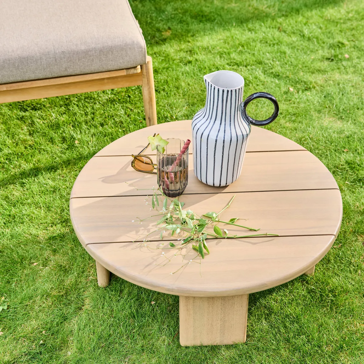 sweeek Tavolino da giardino rotondo in legno di acacia, 70cm