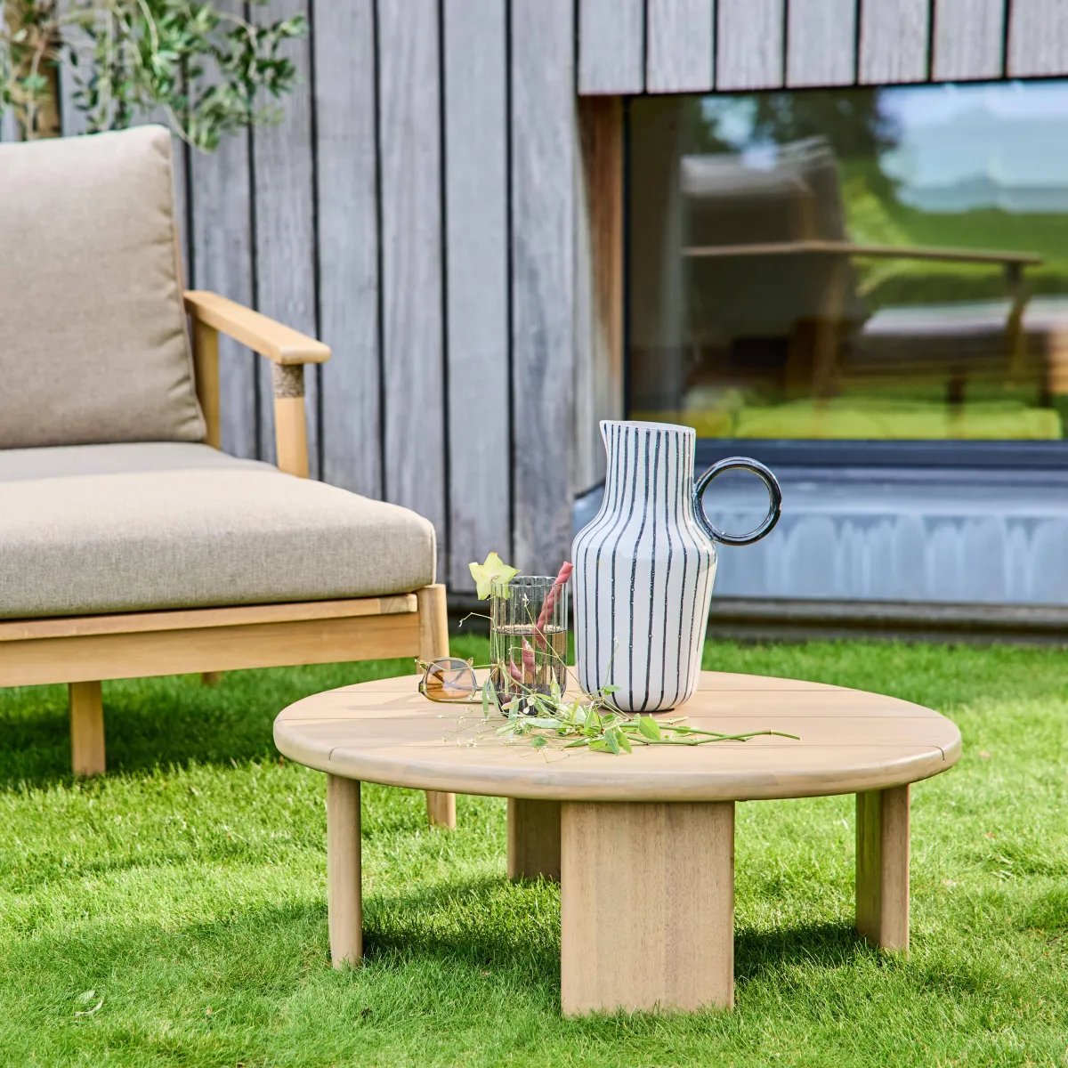 sweeek Tavolino da giardino rotondo in legno di acacia, 70cm