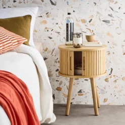 sweeek Tavolino da notte scandinavo con decorazioni in legno, 2 porte scorrevoli