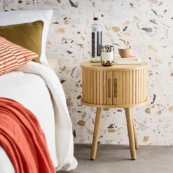 sweeek Tavolino da notte scandinavo con decorazioni in legno, 2 porte scorrevoli