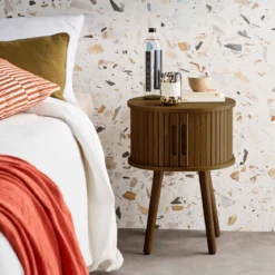 Tavolino da notte scandinavo con decorazioni in legno, 2 porte scorrevoli