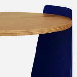 Tavolino e comodino in metallo curvato e legno con ruote