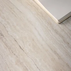 Tavolino quadrato effetto legno
