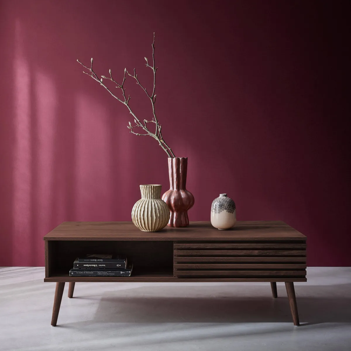 sweeek Tavolino scandinavo con ante scorrevoli, decoro in legno scanalato