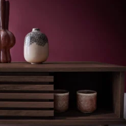 sweeek Tavolino scandinavo con ante scorrevoli, decoro in legno scanalato
