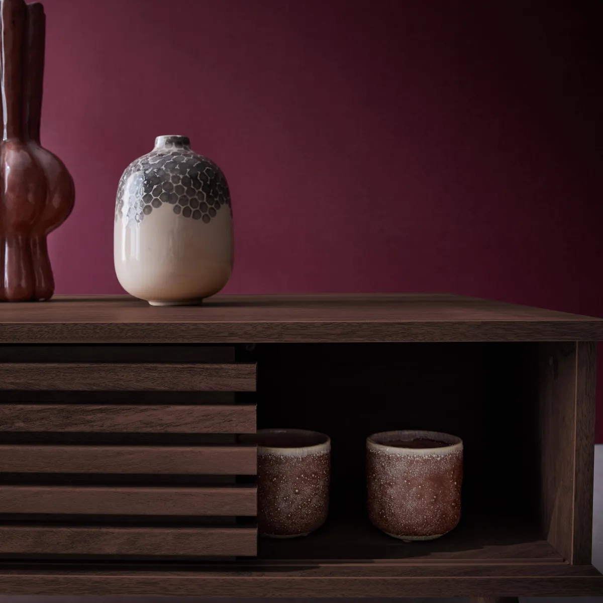 sweeek Tavolino scandinavo con ante scorrevoli, decoro in legno scanalato