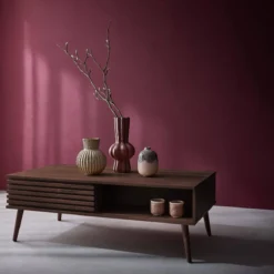 sweeek Tavolino scandinavo con ante scorrevoli, decoro in legno scanalato
