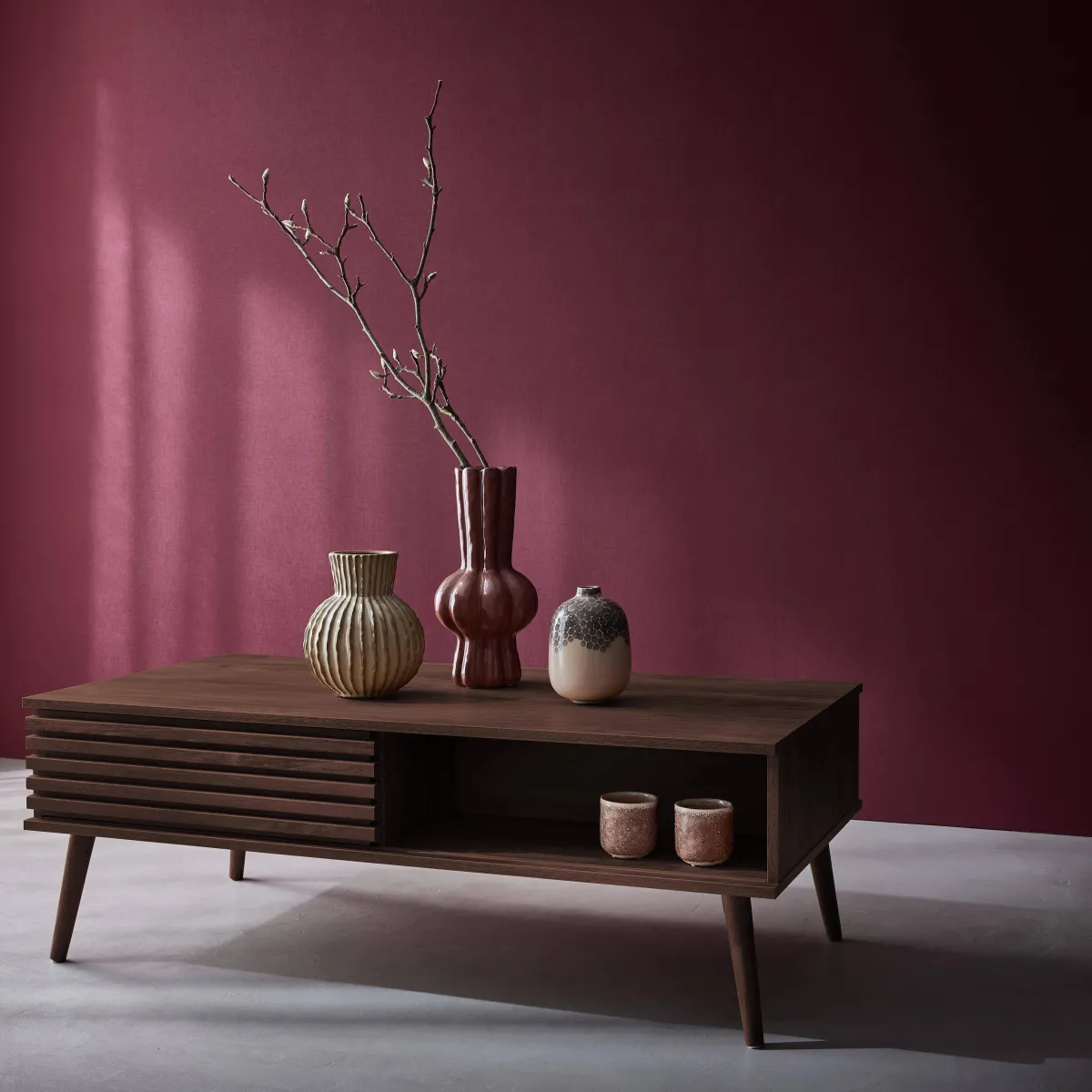 sweeek Tavolino scandinavo con ante scorrevoli, decoro in legno scanalato