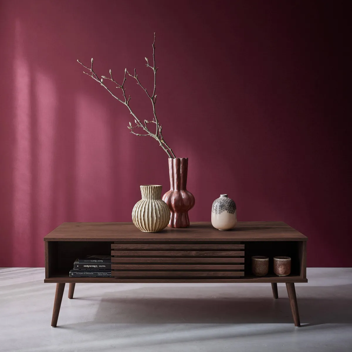 sweeek Tavolino scandinavo con ante scorrevoli, decoro in legno scanalato