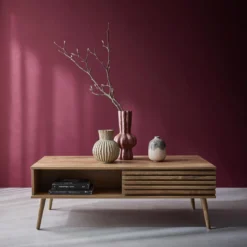 Tavolino scandinavo con ante scorrevoli, decoro in legno scanalato