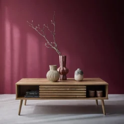 Tavolino scandinavo con ante scorrevoli, decoro in legno scanalato