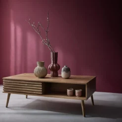 Tavolino scandinavo con ante scorrevoli, decoro in legno scanalato