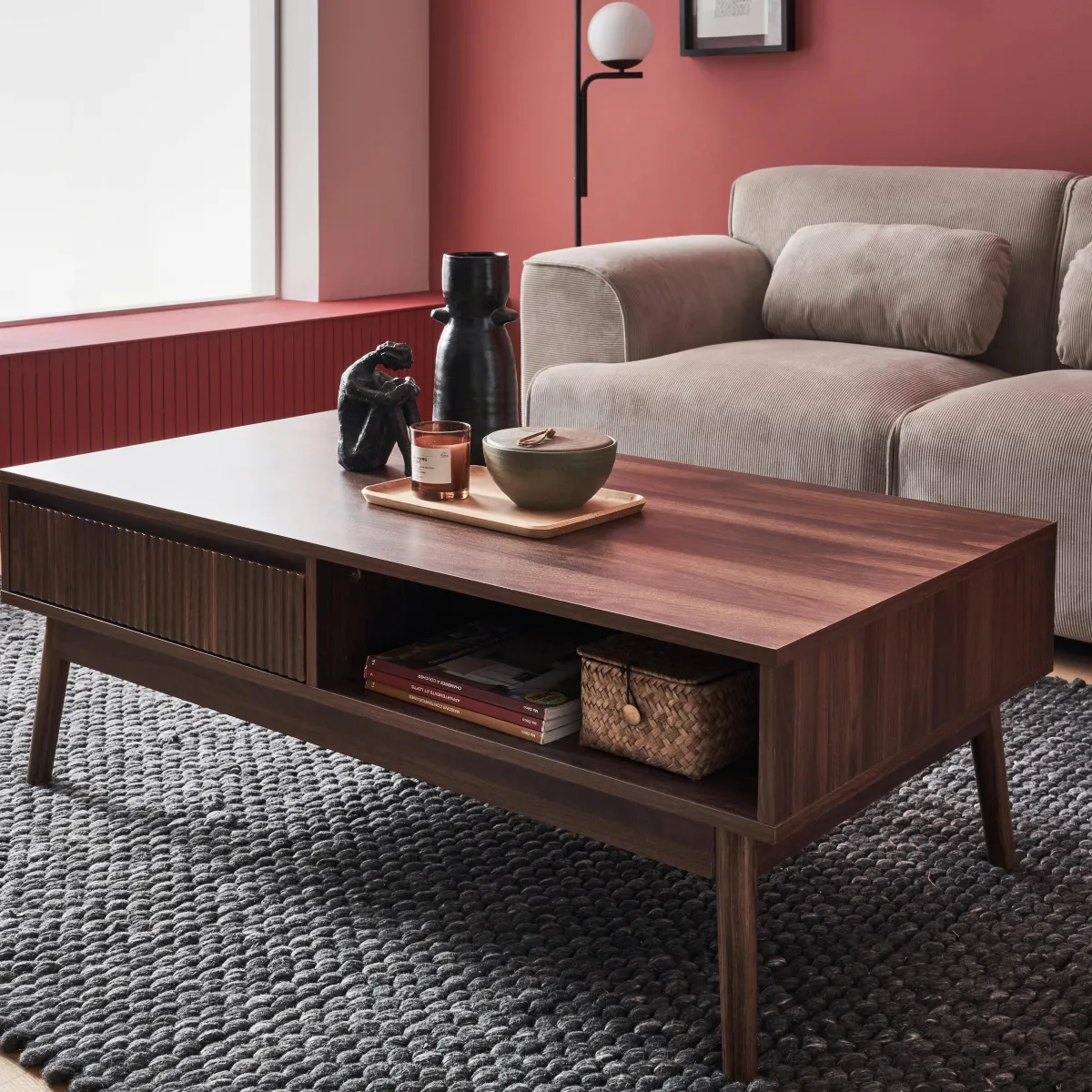 sweeek Tavolino scandinavo, decoro in legno scanalato, 2 nicchie, 1 cassetto