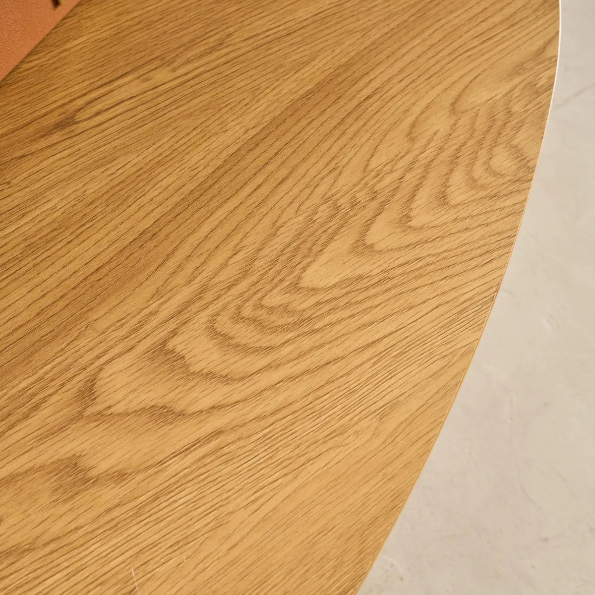sweeek Tavolino triangolare con gambe cromate e effetto legno
