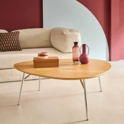 sweeek Tavolino triangolare con gambe cromate e effetto legno