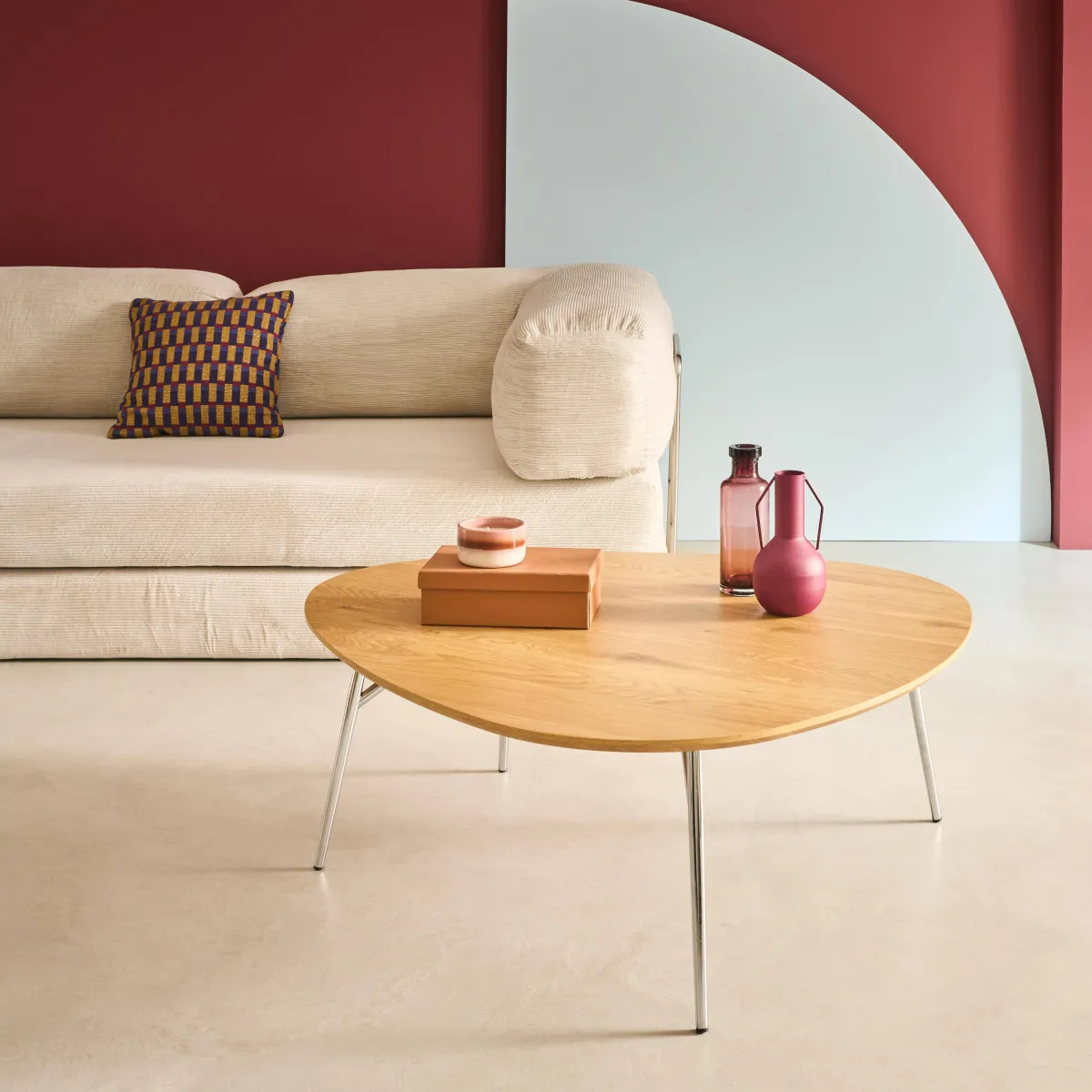 sweeek Tavolino triangolare con gambe cromate e effetto legno